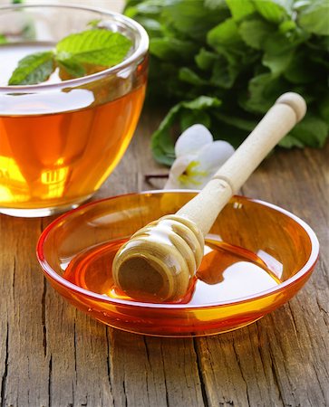 simsearch:400-04691031,k - cup of tea with mint and honey on a wooden table Photographie de stock - Aubaine LD & Abonnement, Code: 400-06749544