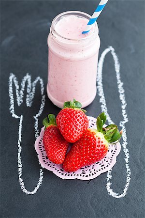 drawing of a drink - Strawberry smoothie with striped straw and whole strawberries with knife and fork chalk drawing Stock Photo - Budget Royalty-Free & Subscription, Code: 400-06740080