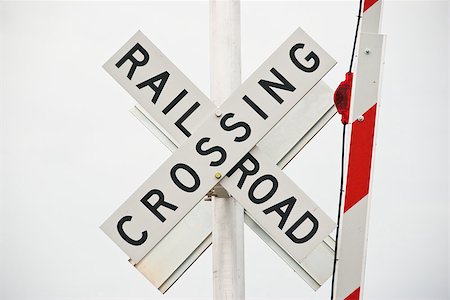 passagem de nível - Railroad crossing sign with gate up. Foto de stock - Royalty-Free Super Valor e Assinatura, Número: 400-06740666