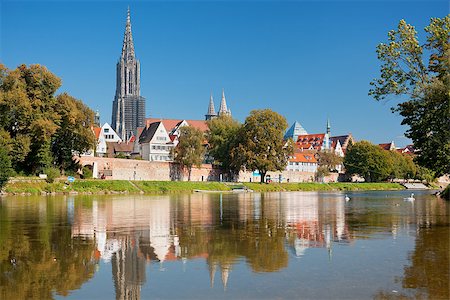 sergiyn (artist) - Wonderful view on Ulm over the Danube river in the morning. GPS information is in the file Foto de stock - Super Valor sin royalties y Suscripción, Código: 400-06740851