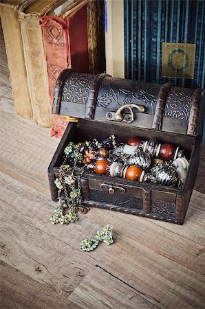 casket with jewelry and old book on a wooden surface Stock Photo - Budget Royalty-Free & Subscription, Code: 400-06740942