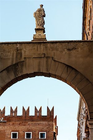 simsearch:400-05701901,k - Arch and Statue near Piazza delle Erbe in Verona, Veneto, Italy Fotografie stock - Microstock e Abbonamento, Codice: 400-06741012