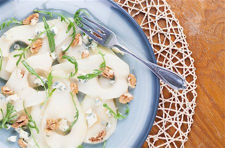 pear salad - Pear salad with gorgonzola, walnuts, arugula and honey Stock Photo - Budget Royalty-Free & Subscription, Code: 400-06741559