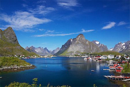 Scenic fishing town of Reine on Lofoten islands in Norway Foto de stock - Super Valor sin royalties y Suscripción, Código: 400-06741623