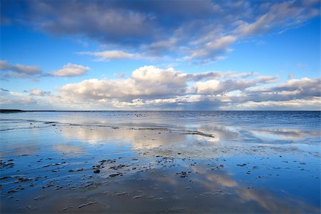 simsearch:400-07174935,k - cloudscape reflected in water of North sea by Moddergat, Netherlands Foto de stock - Super Valor sin royalties y Suscripción, Código: 400-06741975