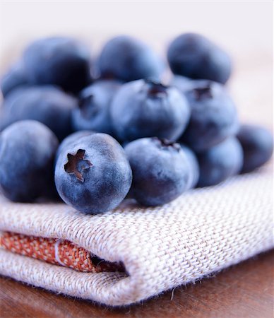 Closeup Image of Ripe Blueberries on the Fabric Serviette Photographie de stock - Aubaine LD & Abonnement, Code: 400-06742755