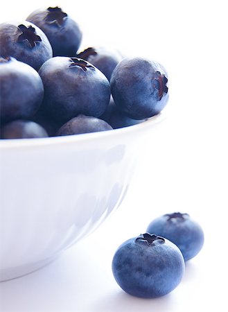 Heap of Ripe Blueberries in the White Bowl on the White Background Foto de stock - Royalty-Free Super Valor e Assinatura, Número: 400-06742759