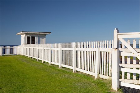 simsearch:400-06761996,k - White beach hut on the coast in Bamburgh in Great Britain Foto de stock - Super Valor sin royalties y Suscripción, Código: 400-06759063