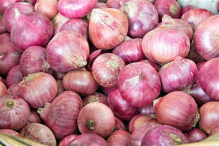 simsearch:400-06750784,k - Basket of Red Onions for Sale by Vendor at Southeast Asia Market Closeup Photographie de stock - Aubaine LD & Abonnement, Code: 400-06750665