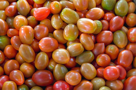 simsearch:400-06750784,k - Small Cherry Tomatoes at Grocery Store Closeup Background Photographie de stock - Aubaine LD & Abonnement, Code: 400-06750677