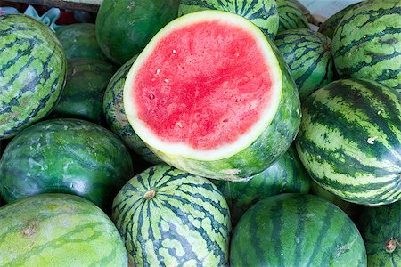 simsearch:400-06750784,k - Watermelons Seedless Whole and Halved at Fruit Stand Closeup Photographie de stock - Aubaine LD & Abonnement, Code: 400-06750774