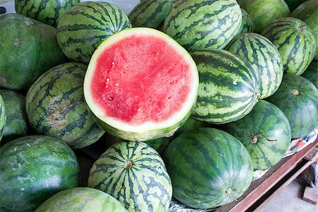 simsearch:400-06750784,k - Watermelons Seedless Whole and Halved at Fruit Stand Photographie de stock - Aubaine LD & Abonnement, Code: 400-06750773