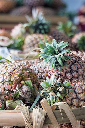 simsearch:400-06750784,k - Pineapples in Basket at Fruits and Vegetables Market in Southeast Asia Closeup Photographie de stock - Aubaine LD & Abonnement, Code: 400-06750786