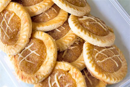 fruit paste - Pineapple Tart Pastry Stacked Up in Plastic Container Closeup Photographie de stock - Aubaine LD & Abonnement, Code: 400-06751072