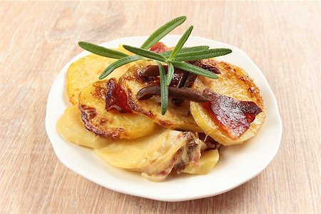 a portion of potato casserole Stockbilder - Microstock & Abonnement, Bildnummer: 400-06751624