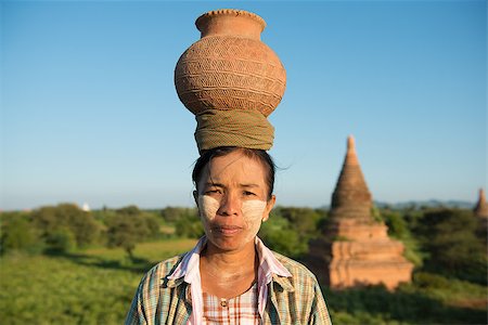 simsearch:400-06751673,k - Portrait of Asian traditional farmer carrying clay pot on head going back home, Bagan, Myanmar Fotografie stock - Microstock e Abbonamento, Codice: 400-06751636