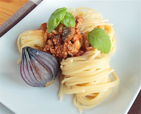 Italian spaghetti with onion Stockbilder - Microstock & Abonnement, Bildnummer: 400-06751939