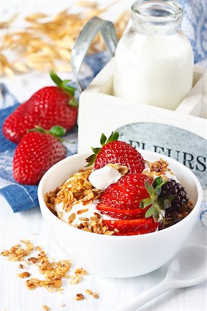 simsearch:400-06761866,k - Homemade granola with strawberry and yogurt for breakfast. Photographie de stock - Aubaine LD & Abonnement, Code: 400-06764345