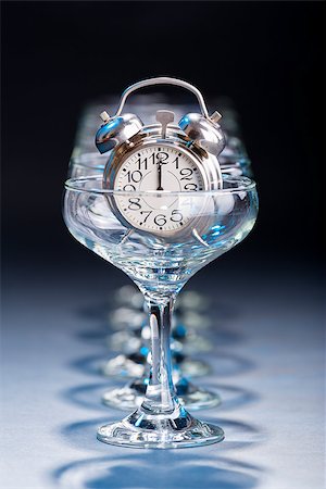 simsearch:628-05818002,k - Alarm clock in an empty champagne glass showing twelve o'clock hour. Foto de stock - Super Valor sin royalties y Suscripción, Código: 400-06764466