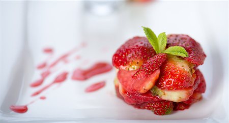 Beautiful strawberries dessert on the white plate Fotografie stock - Microstock e Abbonamento, Codice: 400-06764819