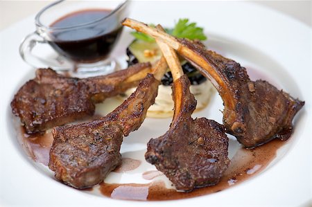 mutton steak on white plate Fotografie stock - Microstock e Abbonamento, Codice: 400-06764824