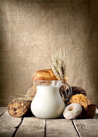 simsearch:640-01354973,k - Milk and bread on the background of the canvas Foto de stock - Royalty-Free Super Valor e Assinatura, Número: 400-06766065