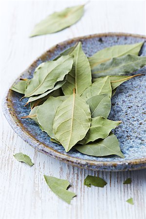 bay leaves on a ceramic plate Photographie de stock - Aubaine LD & Abonnement, Code: 400-06766862