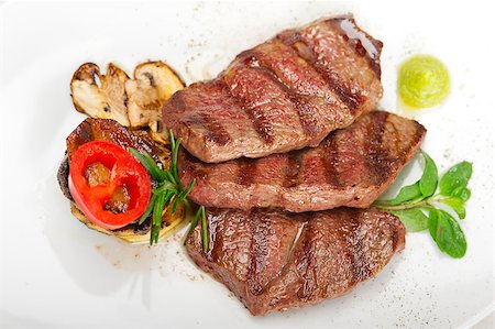 grilled Kobe Miyazaky beef with fresh vegetables Stockbilder - Microstock & Abonnement, Bildnummer: 400-06767294