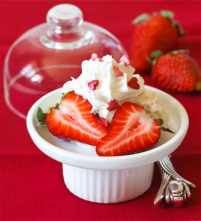 simsearch:400-08196051,k - Whipped cream with strawberry on a cake stand. Foto de stock - Royalty-Free Super Valor e Assinatura, Número: 400-06767696