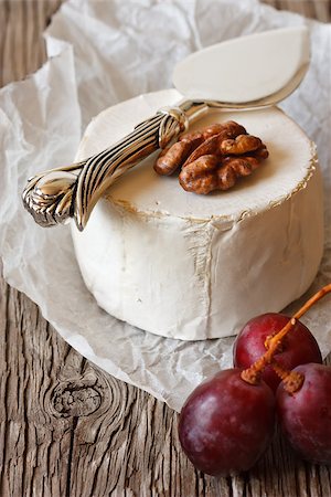 simsearch:400-04184502,k - Camembert cheese with walnut and grape. Stock Photo - Budget Royalty-Free & Subscription, Code: 400-06767705