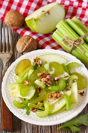 simsearch:400-05673047,k - Fresh vegetarian salad with celery, apple, grape and nuts. Healthy food. Foto de stock - Royalty-Free Super Valor e Assinatura, Número: 400-06767714