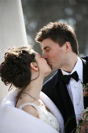 simsearch:400-04444100,k - The groom and the bride kiss Foto de stock - Super Valor sin royalties y Suscripción, Código: 400-06768111