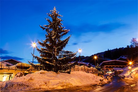 Illuminated Christmas Tree in th Village of Megeve, French Alps, France Foto de stock - Royalty-Free Super Valor e Assinatura, Número: 400-06769332