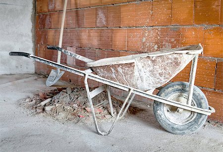 Masonry Brick Mason's Wheelbarrow on construction sit with shovel Stockbilder - Microstock & Abonnement, Bildnummer: 400-06769410