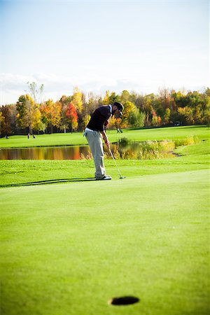 Man playing golf on a beautiful day Photographie de stock - Aubaine LD & Abonnement, Code: 400-06769816