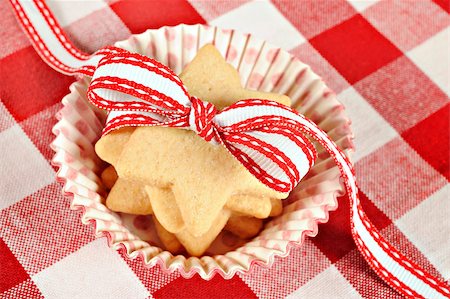 Star shaped cookies with red ribbon Stock Photo - Budget Royalty-Free & Subscription, Code: 400-06769970