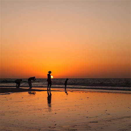 family dubai - Sunset in the Persian Gulf in Dubai Stock Photo - Budget Royalty-Free & Subscription, Code: 400-06760444