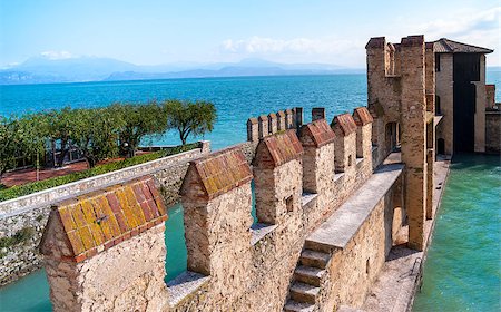 simsearch:400-07550760,k - Garda lake stony wall fortificatino in Sirmione harbor Foto de stock - Royalty-Free Super Valor e Assinatura, Número: 400-06760483