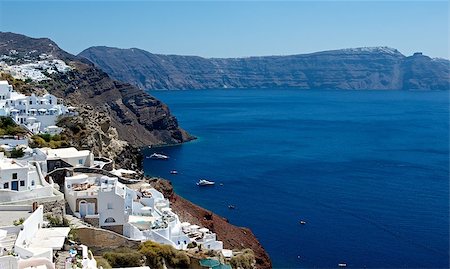 simsearch:400-03939098,k - Town of Oia, beautiful white terraces descending down the dark side of the mountain. At the foot of the mountains lapping Mediterranean. Fotografie stock - Microstock e Abbonamento, Codice: 400-06761282