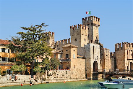 simsearch:400-07550760,k - View on famous medieval Scaliger castle in town of Sirmione on Lake Garda in Northern Italy. Foto de stock - Royalty-Free Super Valor e Assinatura, Número: 400-06761333