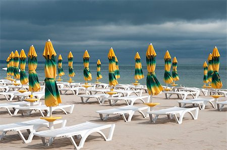 This is the back-end on the beach.  Sunshades has been closed. Foto de stock - Super Valor sin royalties y Suscripción, Código: 400-06761787