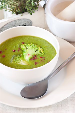 simsearch:400-08786286,k - Delicious broccoli soup with spices in a bowl. Fotografie stock - Microstock e Abbonamento, Codice: 400-06761860