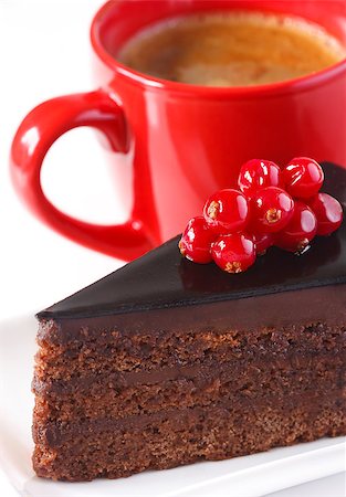 simsearch:400-04567213,k - Piece of chocolate cake with berry and cup of coffee. Foto de stock - Super Valor sin royalties y Suscripción, Código: 400-06761877