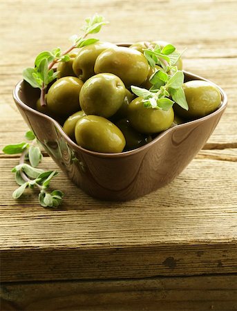 simsearch:400-06096133,k - green marinated olives with oregano on a wooden background Fotografie stock - Microstock e Abbonamento, Codice: 400-06762157