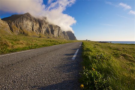 scenic north island roads - Scenic coastal road under the cliffs of island Vaeroy on Lofoten, Norway Foto de stock - Super Valor sin royalties y Suscripción, Código: 400-06762530