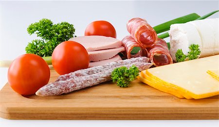 simsearch:400-06565344,k - Sausage, cheese and vegetables on the wooden cutting board Foto de stock - Super Valor sin royalties y Suscripción, Código: 400-06762919
