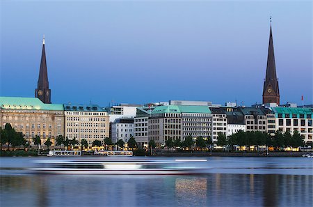 Long exposure evening shot of the Binnenalster in Hamburg. A ferry is blurred by its motion. Stockbilder - Microstock & Abonnement, Bildnummer: 400-06763696