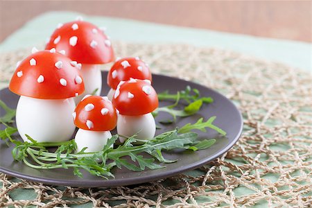 Fly agaric mushrooms made from tomatoes and chicken and quail eggs Photographie de stock - Aubaine LD & Abonnement, Code: 400-06763810