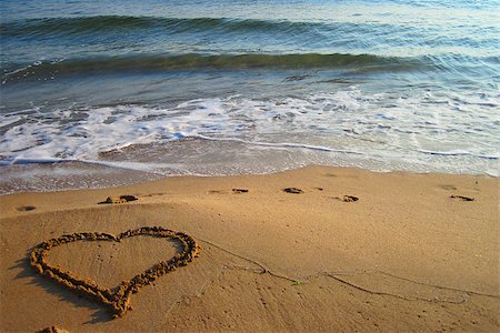 nice heart on the beach from Bulgaria Foto de stock - Super Valor sin royalties y Suscripción, Código: 400-06763964