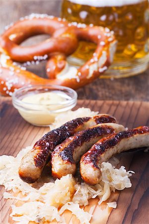 grilled sausages with sauerkraut Foto de stock - Super Valor sin royalties y Suscripción, Código: 400-06770033